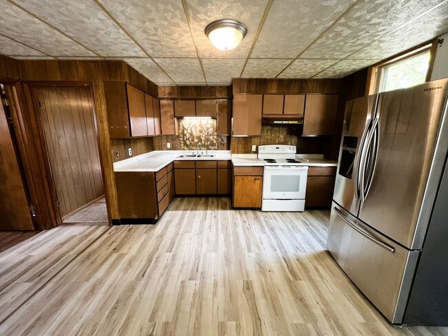 Building Photo - 123 W Waupansie St