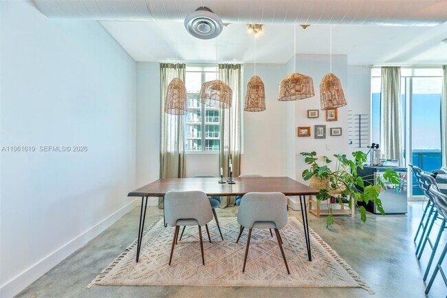 Building Photo - 700 NE 25th St