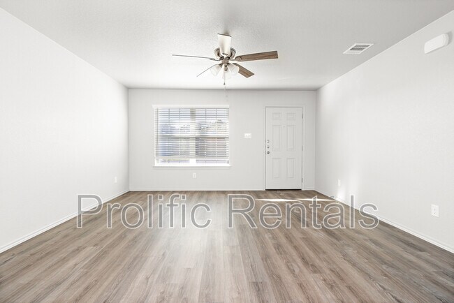 Building Photo - 107 Lost Trl