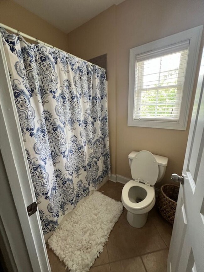 Building Photo - 2 bed 2.5 Condo- Great Location!