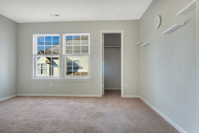 Building Photo - Updated 3-Bed, 2.5-Bath Yorktown Condo with Modern Kitchen, Parking & Community Amenities