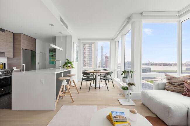 Building Photo - 555 W 38th St