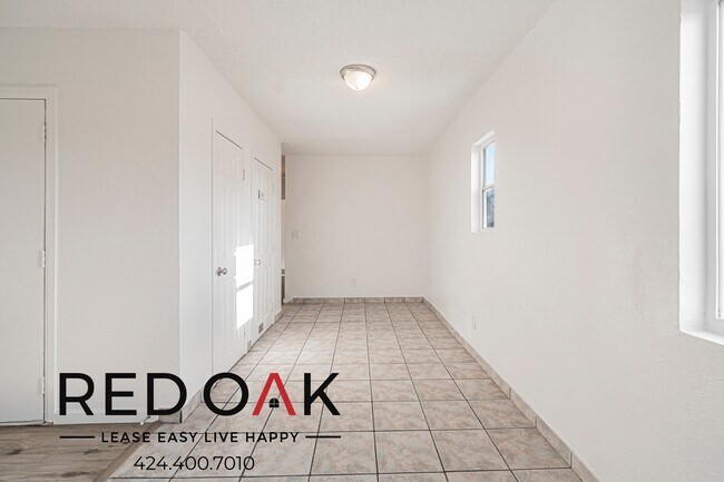 Building Photo - 850 W 83rd St