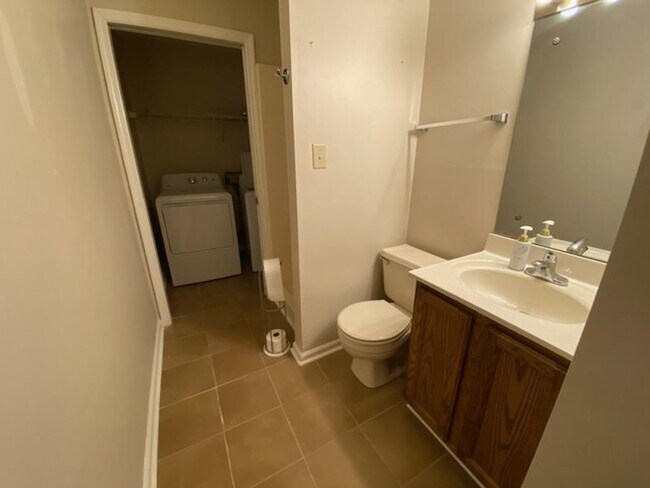 Building Photo - AWESOME 2 BEDROOM CONDO IN PARKWAY HEIGHTS...