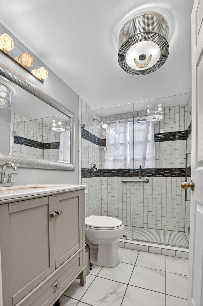 Building Photo - 585 Mansfield M