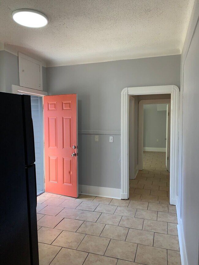 Building Photo - 2746 Gladiolus St