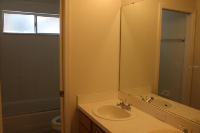 Building Photo - 1615 The Oaks Blvd