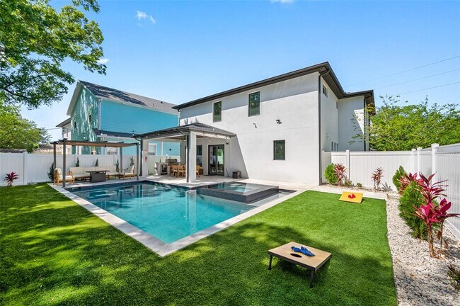 Building Photo - 902 W Plymouth St