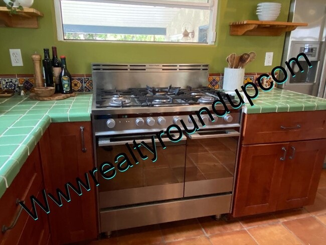 Building Photo - Three bed, Two Bath Home By UOP