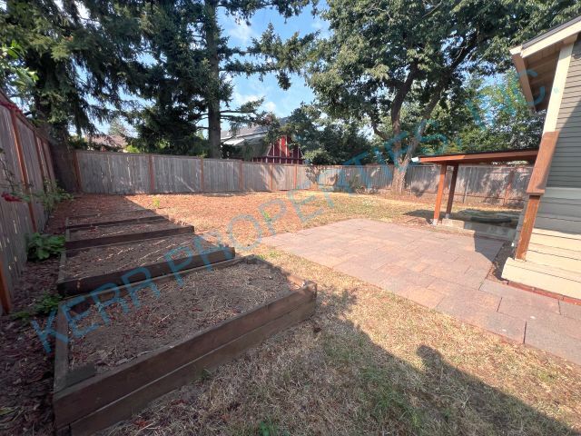 Building Photo - Charming 2-Bedroom Home with Spacious 1606 Sq Ft Living Space in Portland's SE Knapp St!