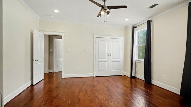 Building Photo - 726 W 30th St