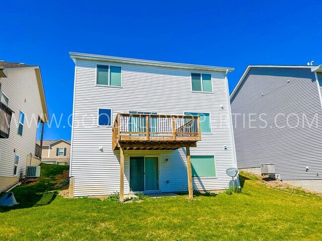 Building Photo - 4 Bedroom 3.5 bathrooms with a walkout finished basement in Norwalk