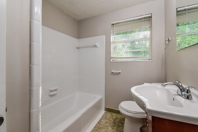Building Photo - 3938 Windemere Dr