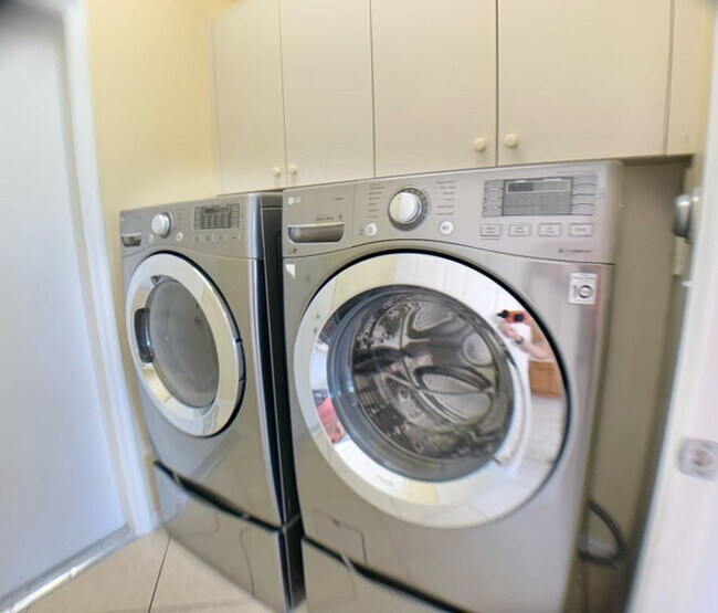 Building Photo - 5152 Woodfield Way