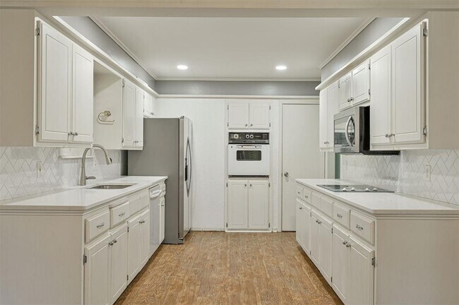 Building Photo - 8720 Raven Ave