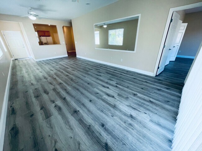 Building Photo - Charming 3 Bedroom in 55+ Solera, Laminate...