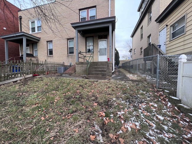 Building Photo - 2 Bedroom Townhome for Rent in the Arlingt...