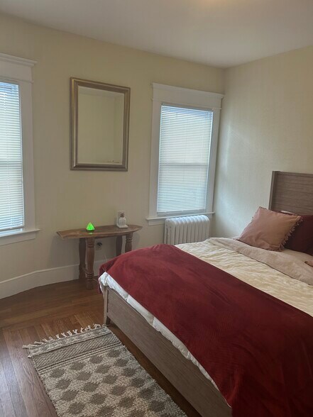 Building Photo - 1946 Chapel St