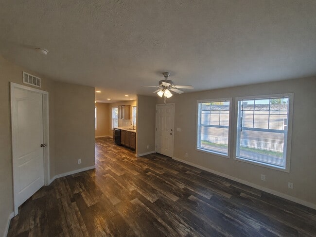 Building Photo - 15 Starling Hill Dr