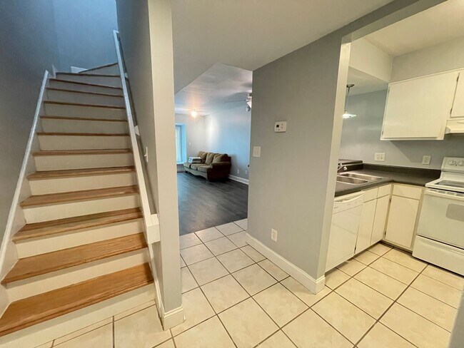 Primary Photo - Updated 2br 2ba End Unit in Chancellor Squ...