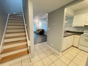 Building Photo - Updated 2br 2ba End Unit in Chancellor Squ...