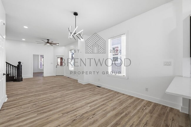 Building Photo - Contemporary 4bed/3bath with Private Yard