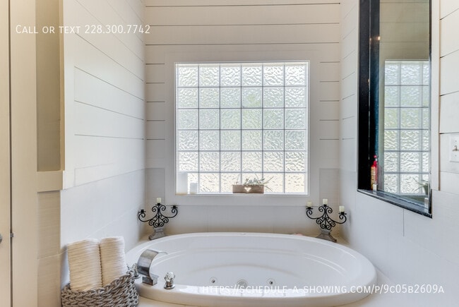 Building Photo - 1713 Shelby Ln