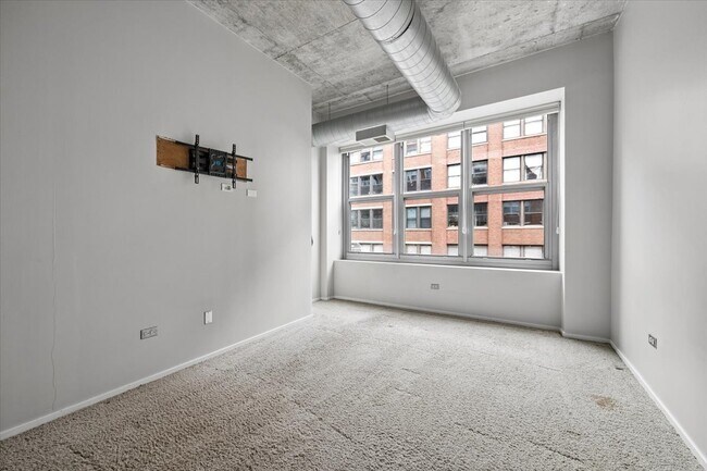 Building Photo - 933 W Van Buren St