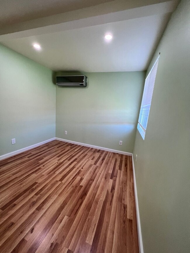 Building Photo - Beautifully remodled 2 bedroom cottage wit...