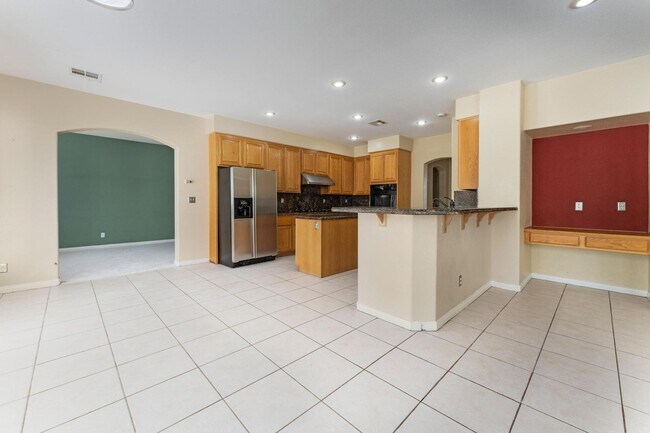 Building Photo - Luxurious Home in Gated Community