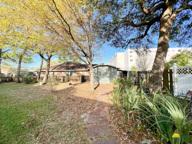 Building Photo - Custom home in the heart of Fort Walton Be...