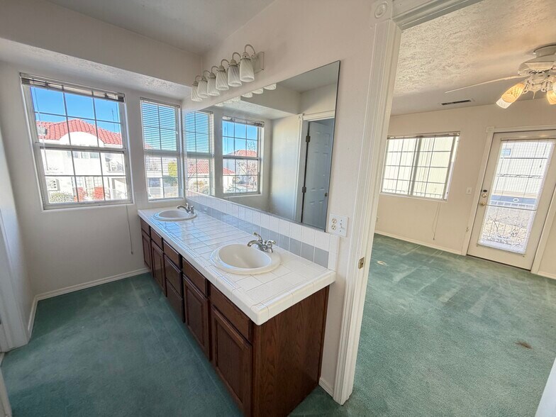 Building Photo - 1200 Glen Canyon Dr