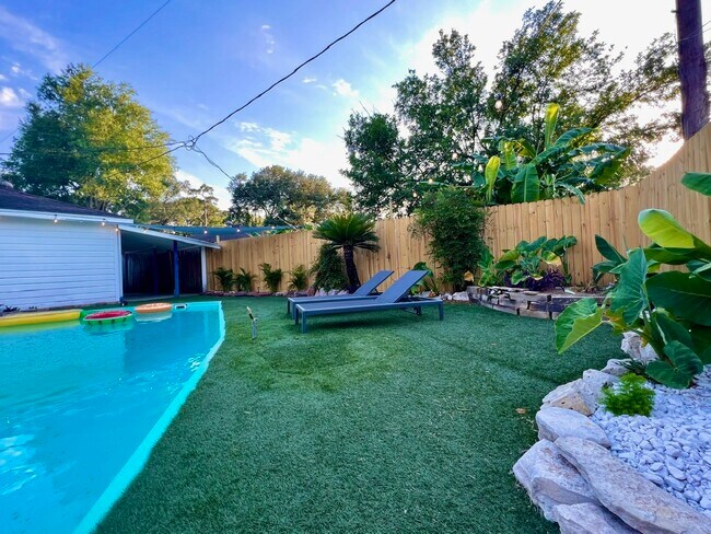 Building Photo - 9811 Rocktree Dr