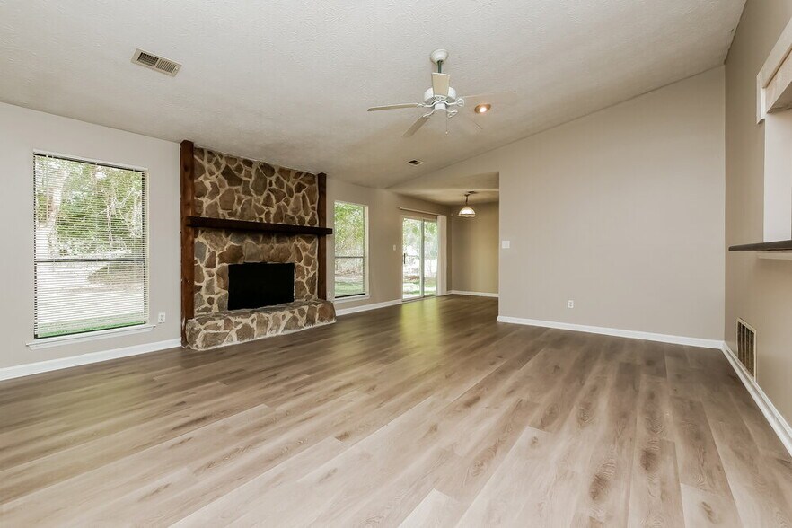 Building Photo - 9380 Forest Knoll Dr
