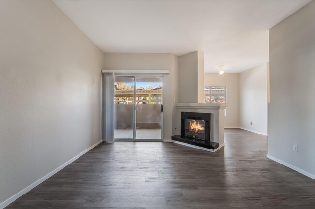 Building Photo - Amazing Remodeled Condo in guard gated Sed...