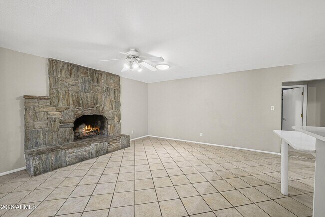 Building Photo - 1137 E Bishop Dr