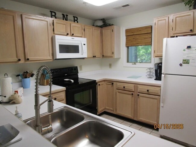 Building Photo - 1221 Lake Dr