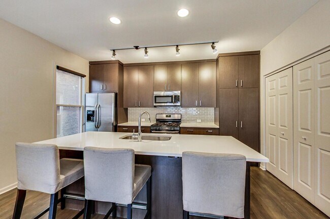 Building Photo - 2233 W Medill Ave