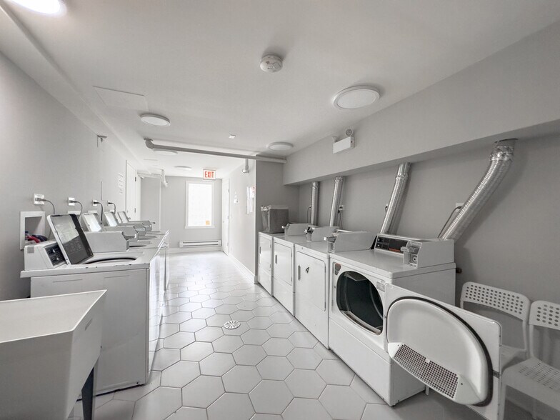 Building Photo - 5746 N Winthrop Ave