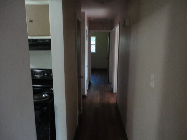 Building Photo - Nice 4 bedroom/2 Bathroom home