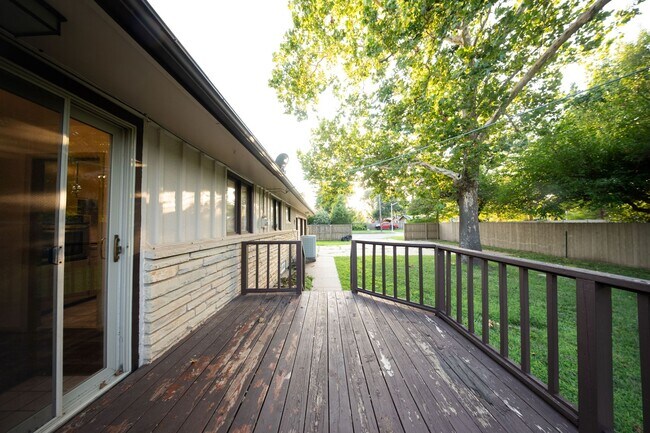 Building Photo - Mid-Century 3 Bedroom in Pine Valley Estates