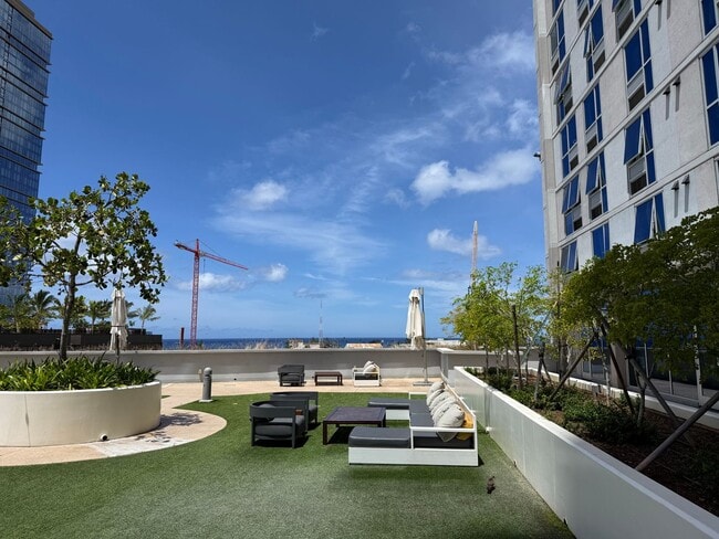 Building Photo - 988 Halekauwila St