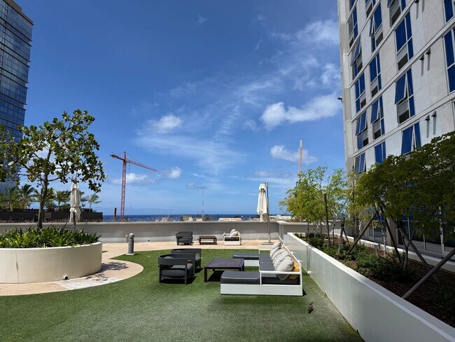 Building Photo - Rare 3-Bedroom, 2-Bath, 2 Parking at Ke Kilohana - Ward Village