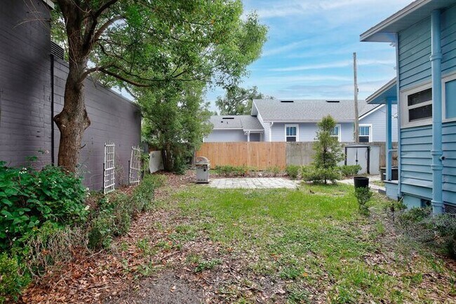 Building Photo - Beautiful 1/1 Spacious Apartment in the He...