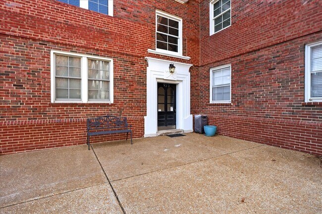 Building Photo - 923 S Hanley Rd