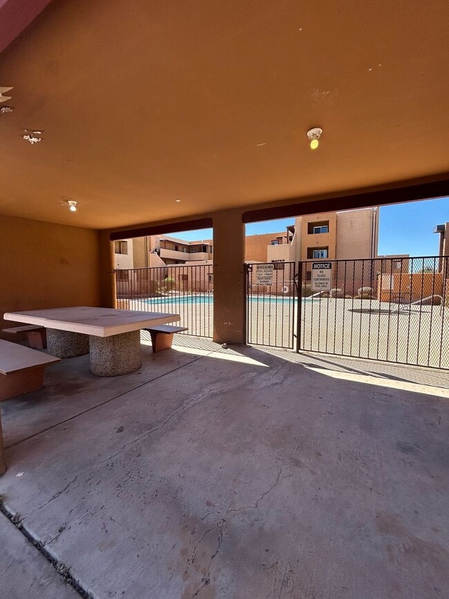 Building Photo - Casa Club Condominiums / Gorgeous 1 Bedroom Available!