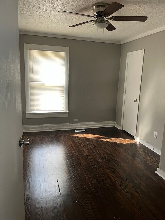 Building Photo - SPACIOUS 3/2 HOUSE!