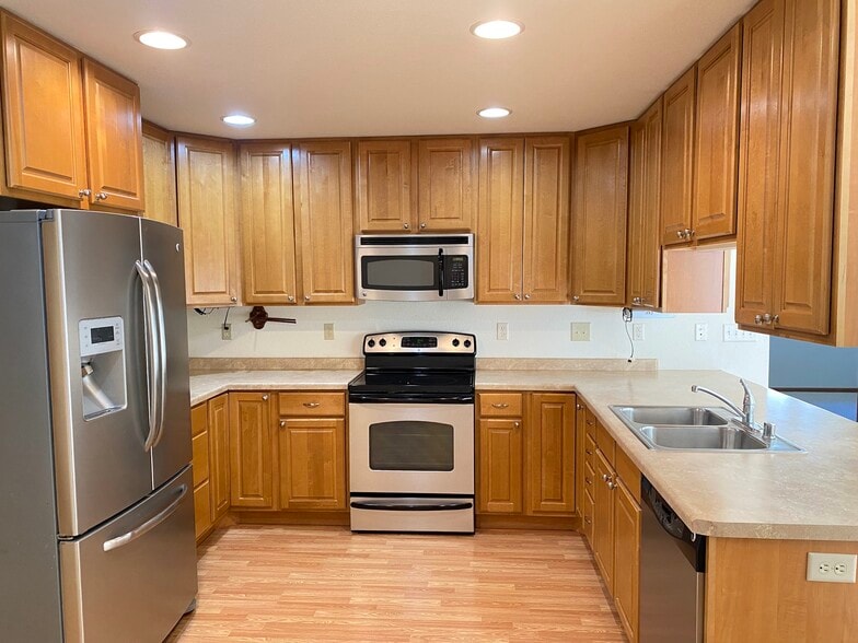 Building Photo - 303 Crestwood Ln