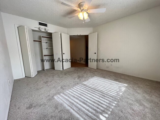 Building Photo - Three Bedroom Townhome in Coronado Ridge
