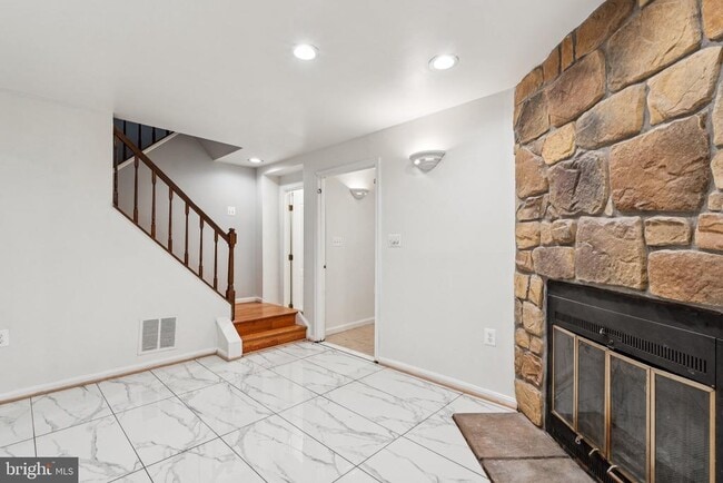 Building Photo - 5790 Burke Towne Ct